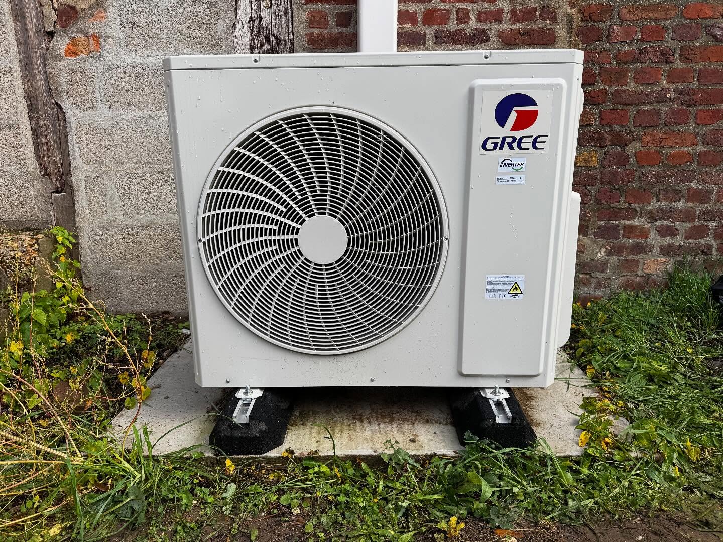 Climatisation mono-split posée dans une pièce de vie à Ménesqueville