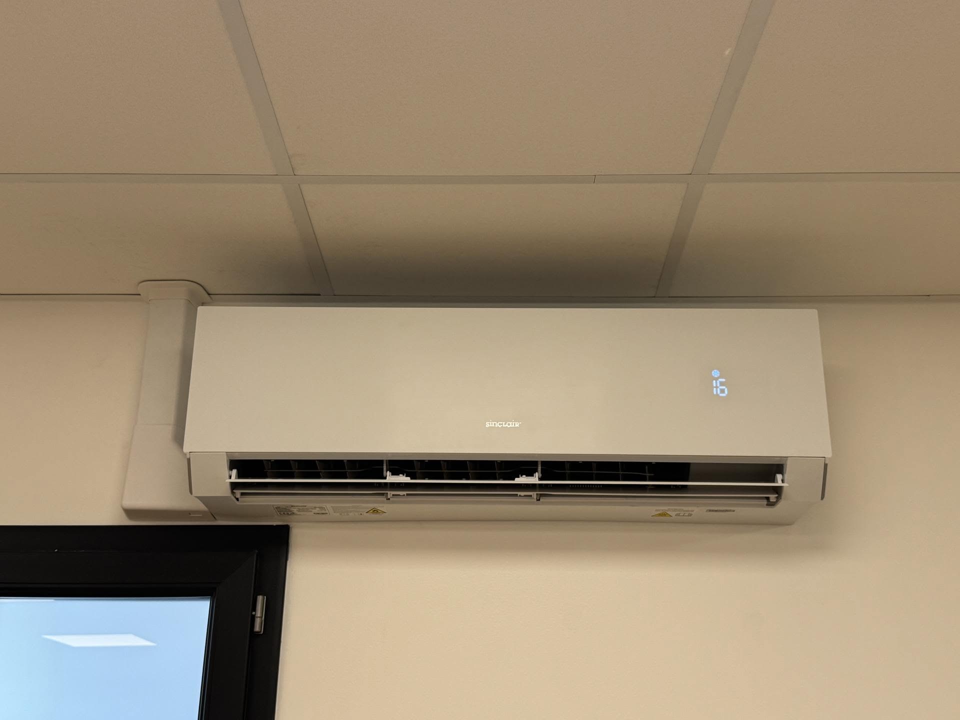 Groupe extérieur de climatisation installé par ModEnergy 276 dans l'Eure