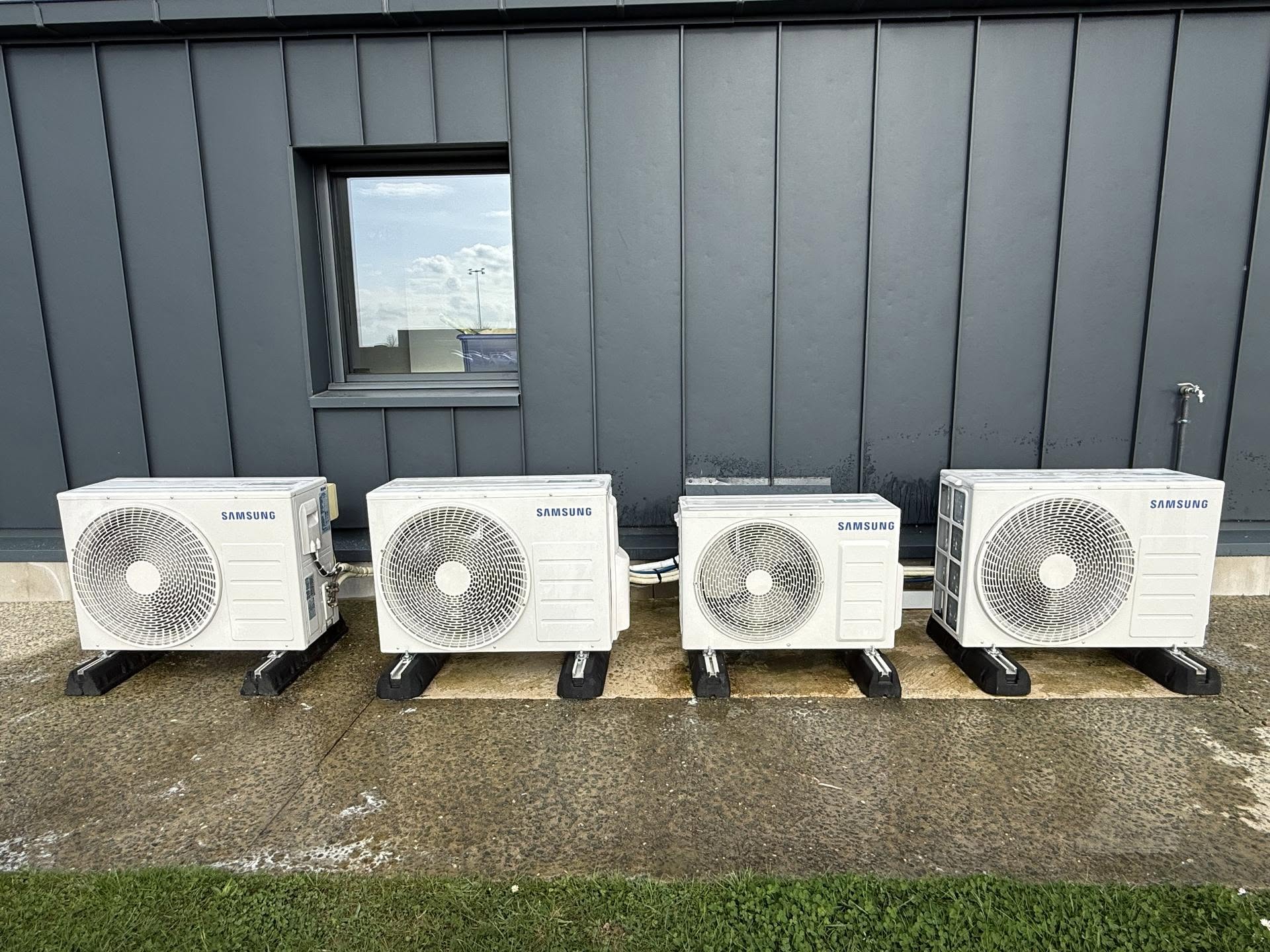 Artisan ModEnergy 276 lors d'une installation de chauffage à Ménesqueville