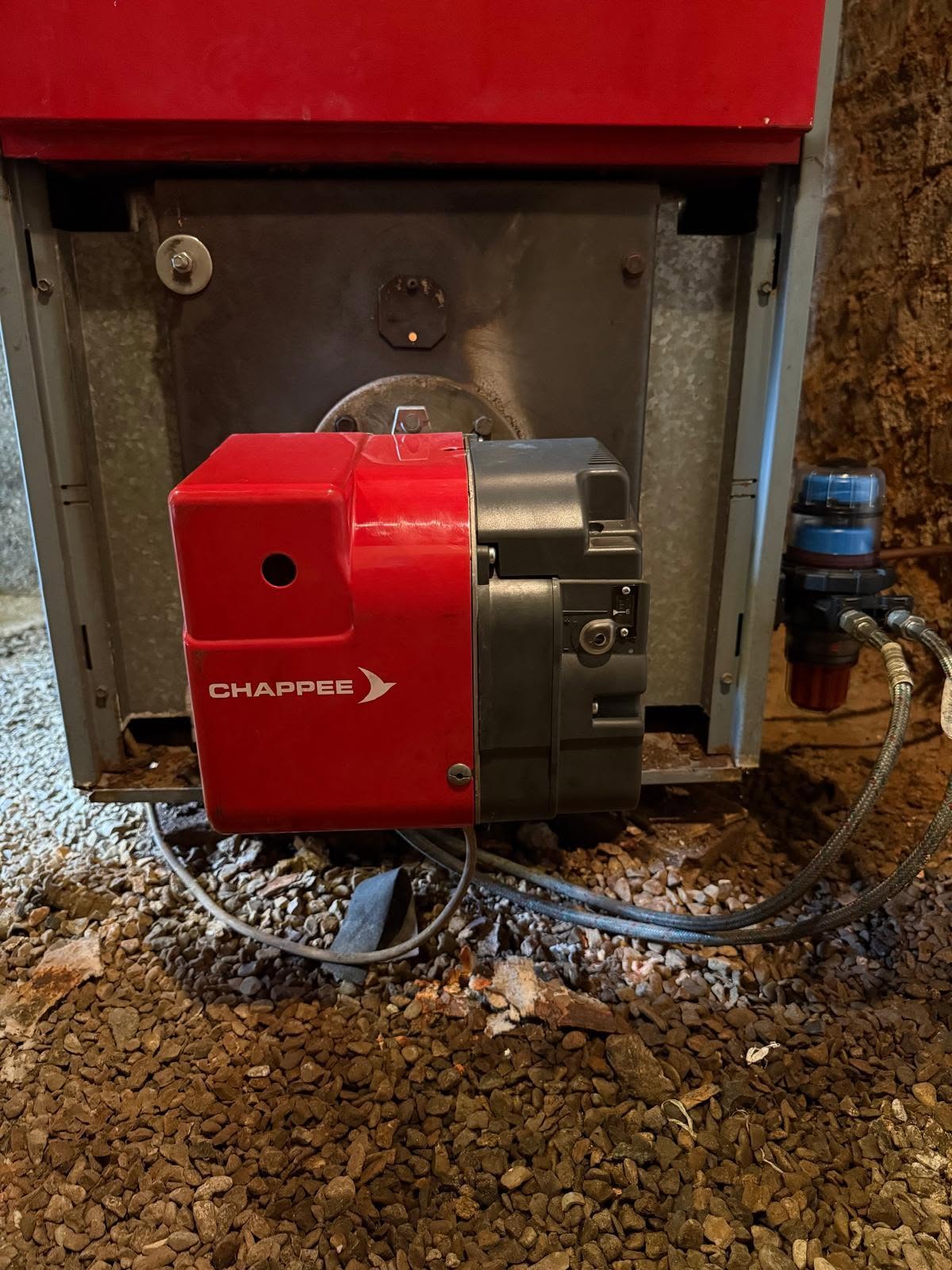 Nettoyage du corps de chauffe d'une chaudière gaz lors d'un entretien à Ménesqueville