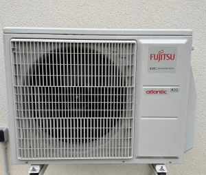 Groupe extérieur Atlantic Fujitsu DC Inverter R32 fixé sur support mural en façade par ModEnergy 276