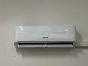 Unité murale Hisense de pompe à chaleur air-air en fonctionnement dans une pièce de vie